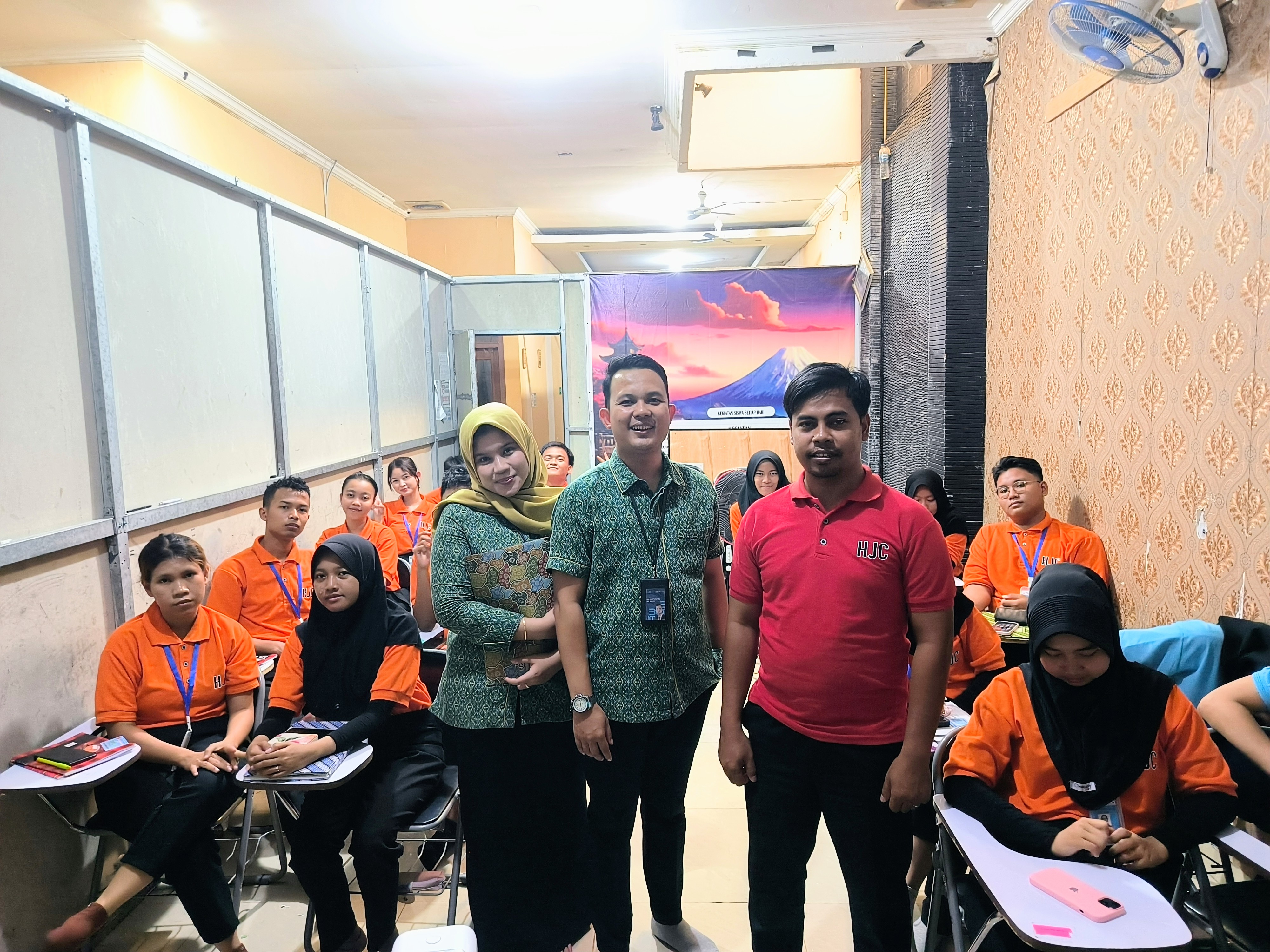 KUNJUNGAN DARI PEGADAIAN UNTUK SOSIALISASI PENGGUNAAN UANG DENGAN BIJAK